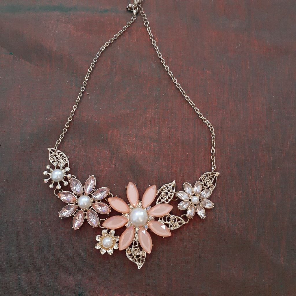 Vintage Statement Necklace 21$
